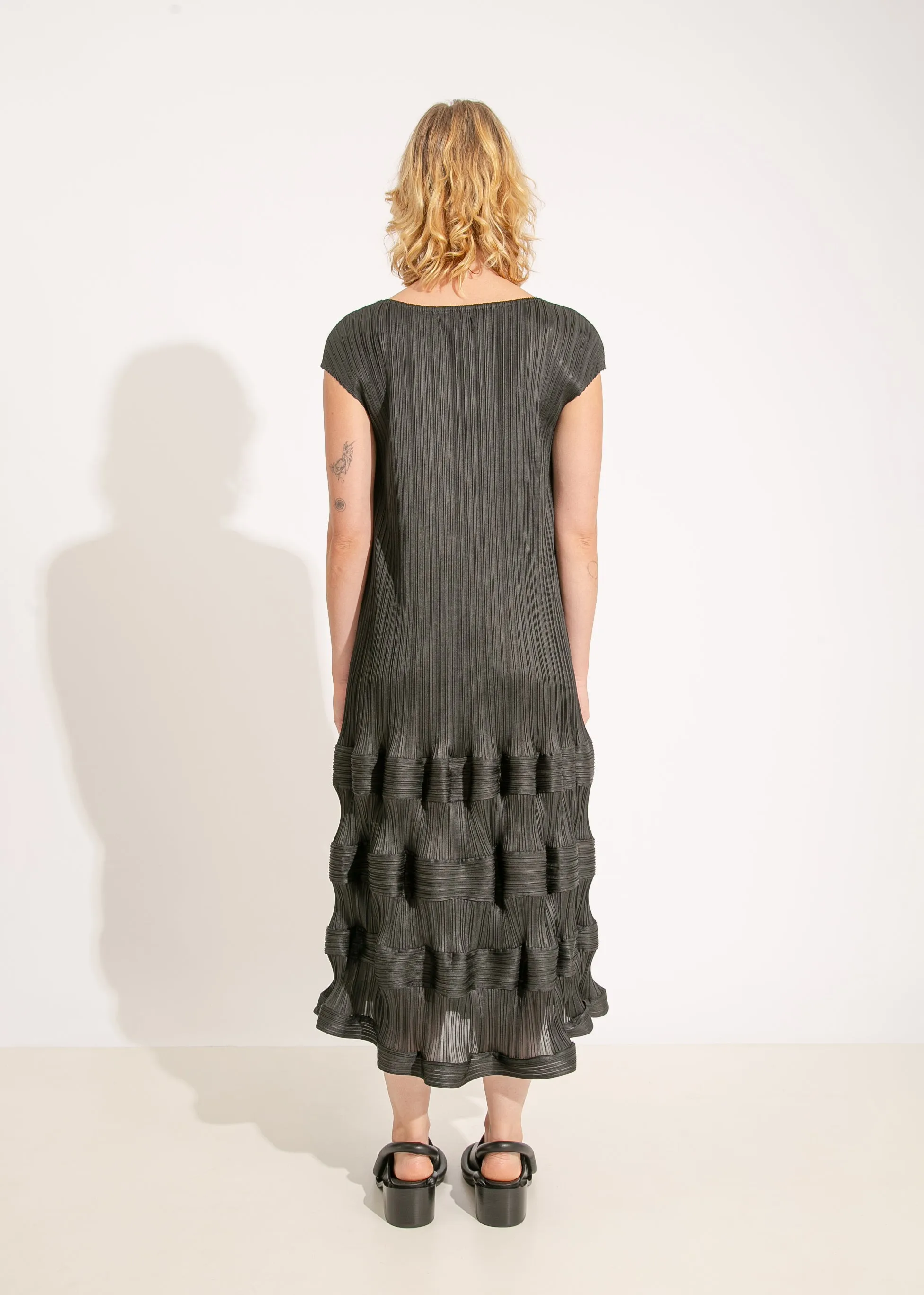 W24 | SAFA PLEAT DRESS  / BLACK