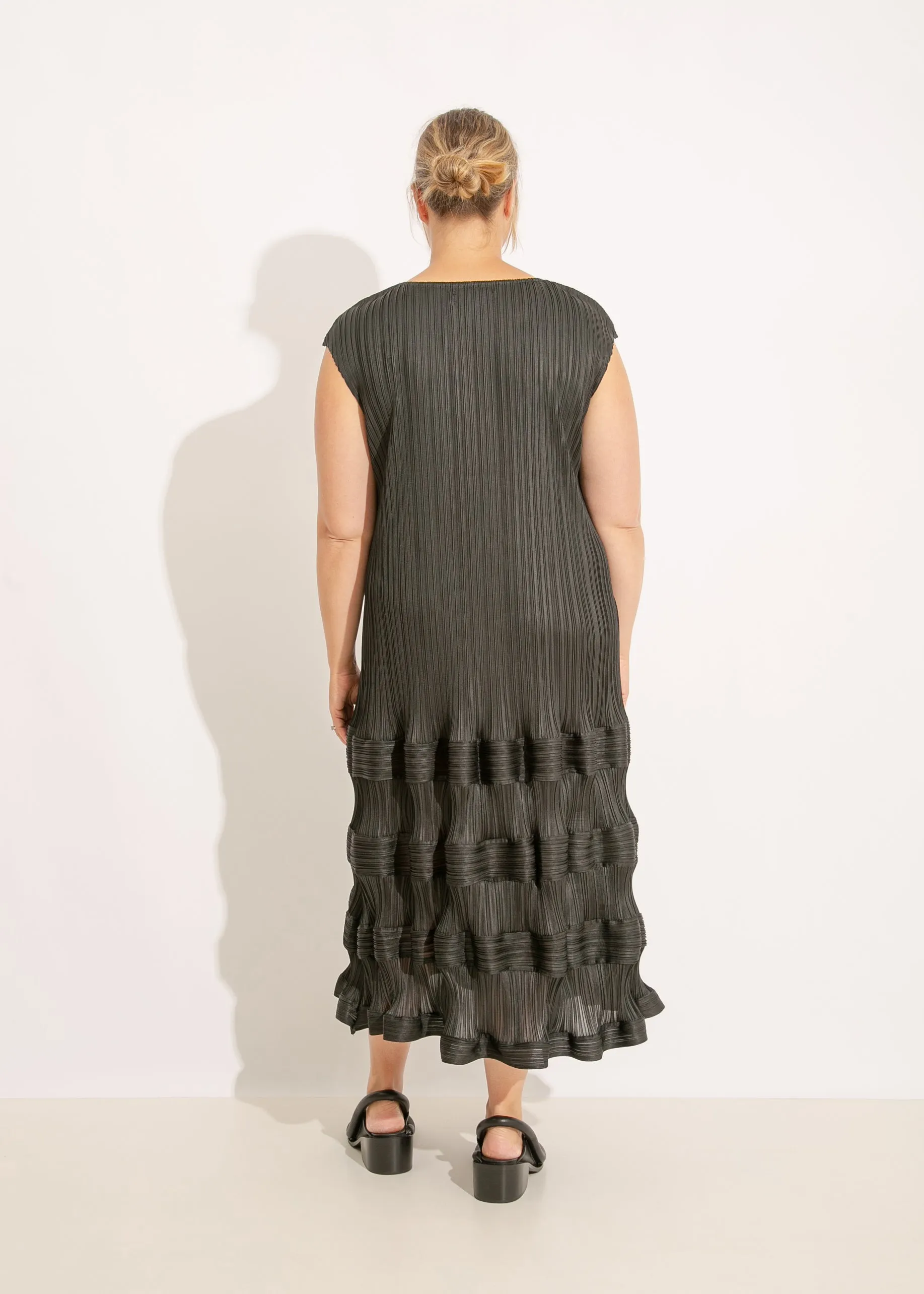 W24 | SAFA PLEAT DRESS  / BLACK